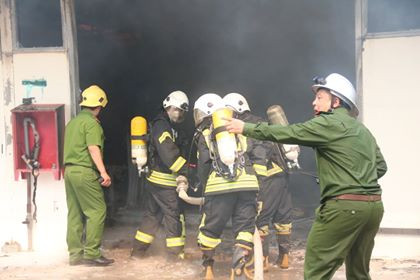 Cháy lớn xưởng gỗ ở Đà Nẵng, hàng trăm người căng mình dập lửa ảnh 3