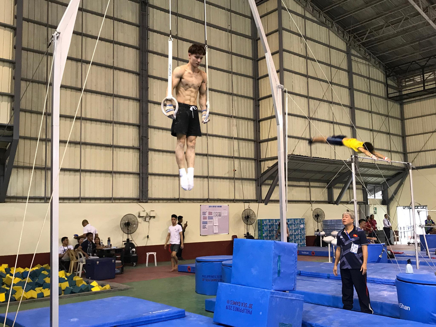 Tận thấy Thể dục dụng cụ Việt Nam 'luyện vàng' SEA Games ảnh 1