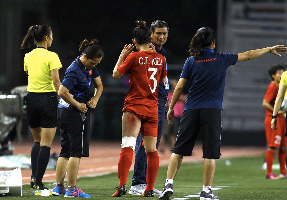 Nữ Việt Nam hạ Thái Lan, HLV Mai Đức Chung gọi điện chia vui với vợ ảnh 1