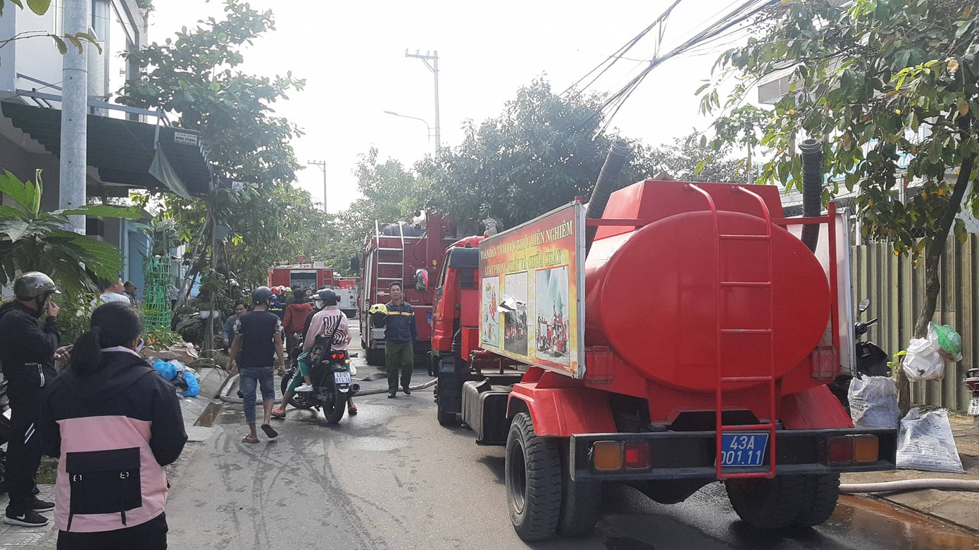 Cháy lớn xưởng gỗ ở Đà Nẵng, hàng trăm người căng mình dập lửa ảnh 1