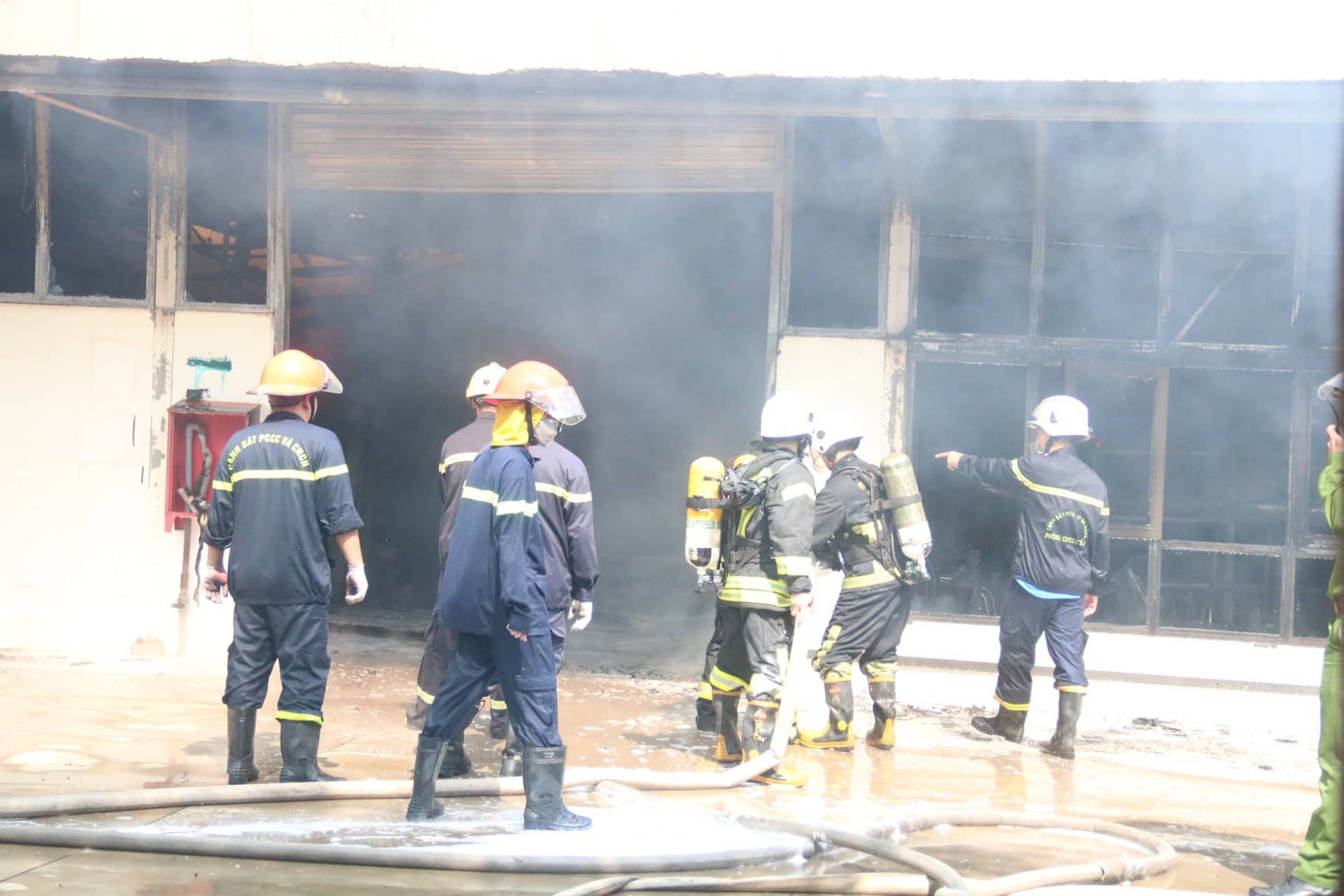 Cháy lớn xưởng gỗ ở Đà Nẵng, hàng trăm người căng mình dập lửa ảnh 2