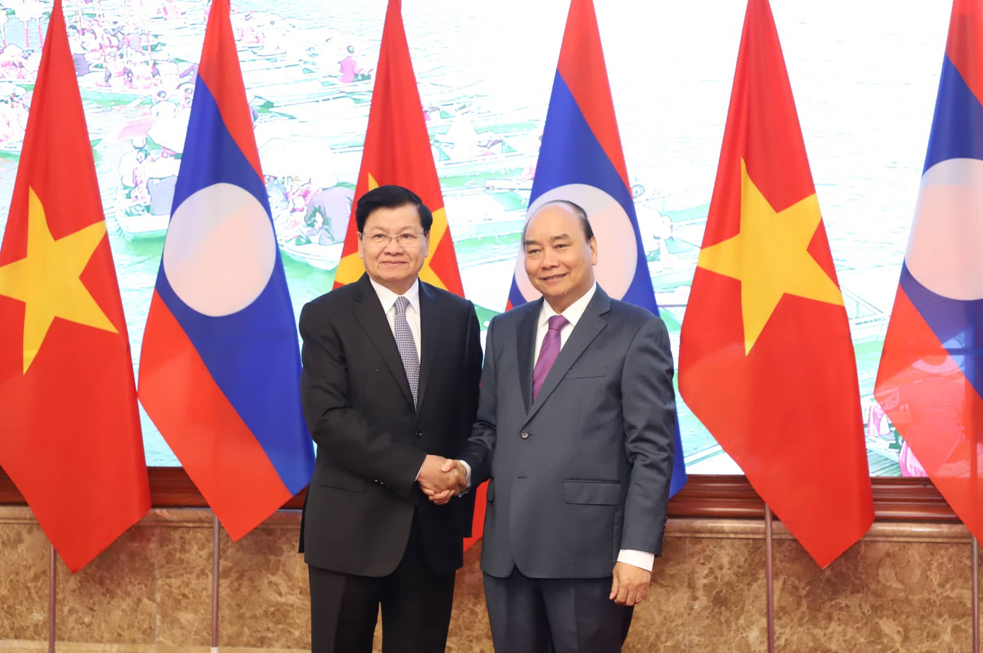 Thủ tướng Nguyễn Xuân Phúc đón Thủ tướng Lào sang thăm Việt Nam ảnh 1