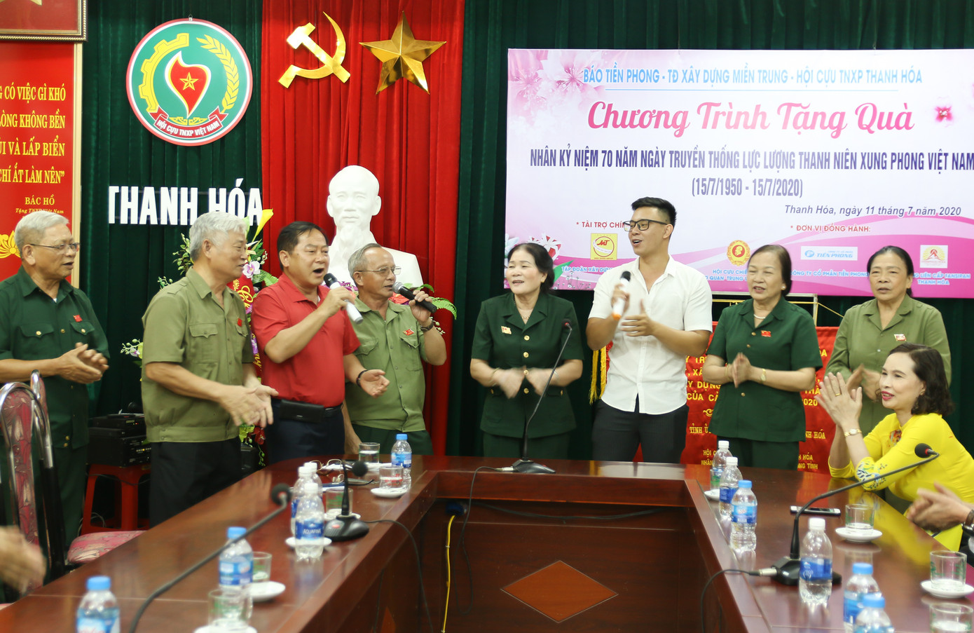 Tặng quà tri ân cựu thanh niên xung phong Thanh Hóa ảnh 1