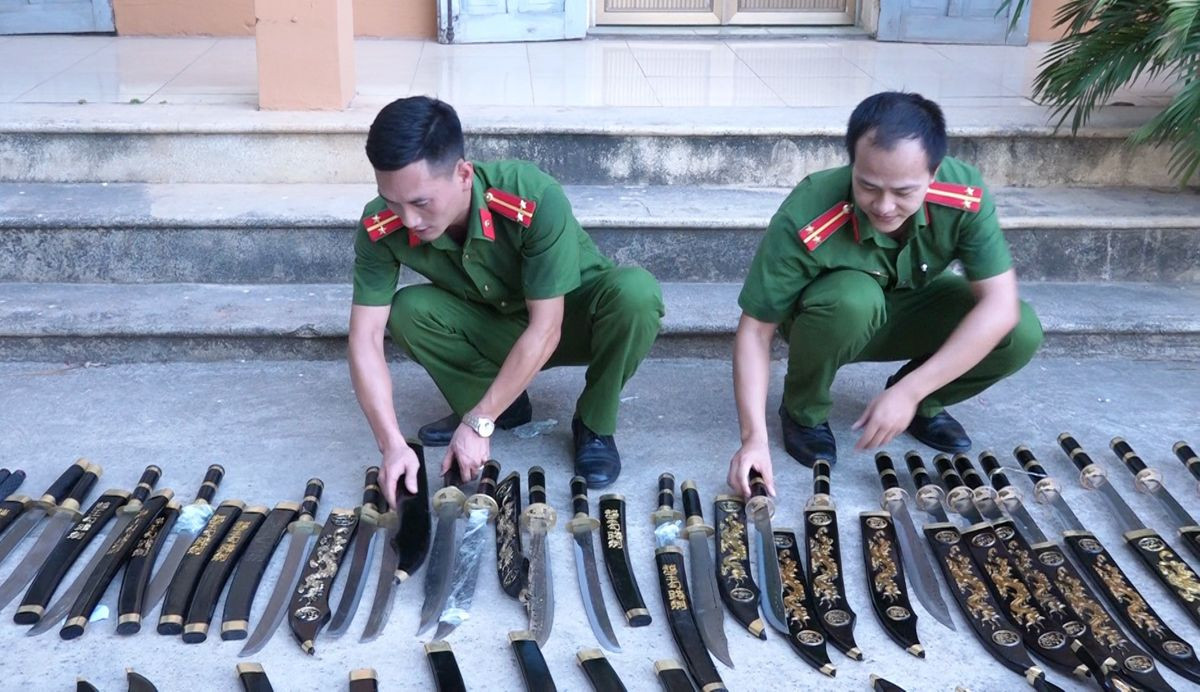 Phát hiện kiện hàng gửi qua bưu điện gồm toàn... đao, kiếm ảnh 2