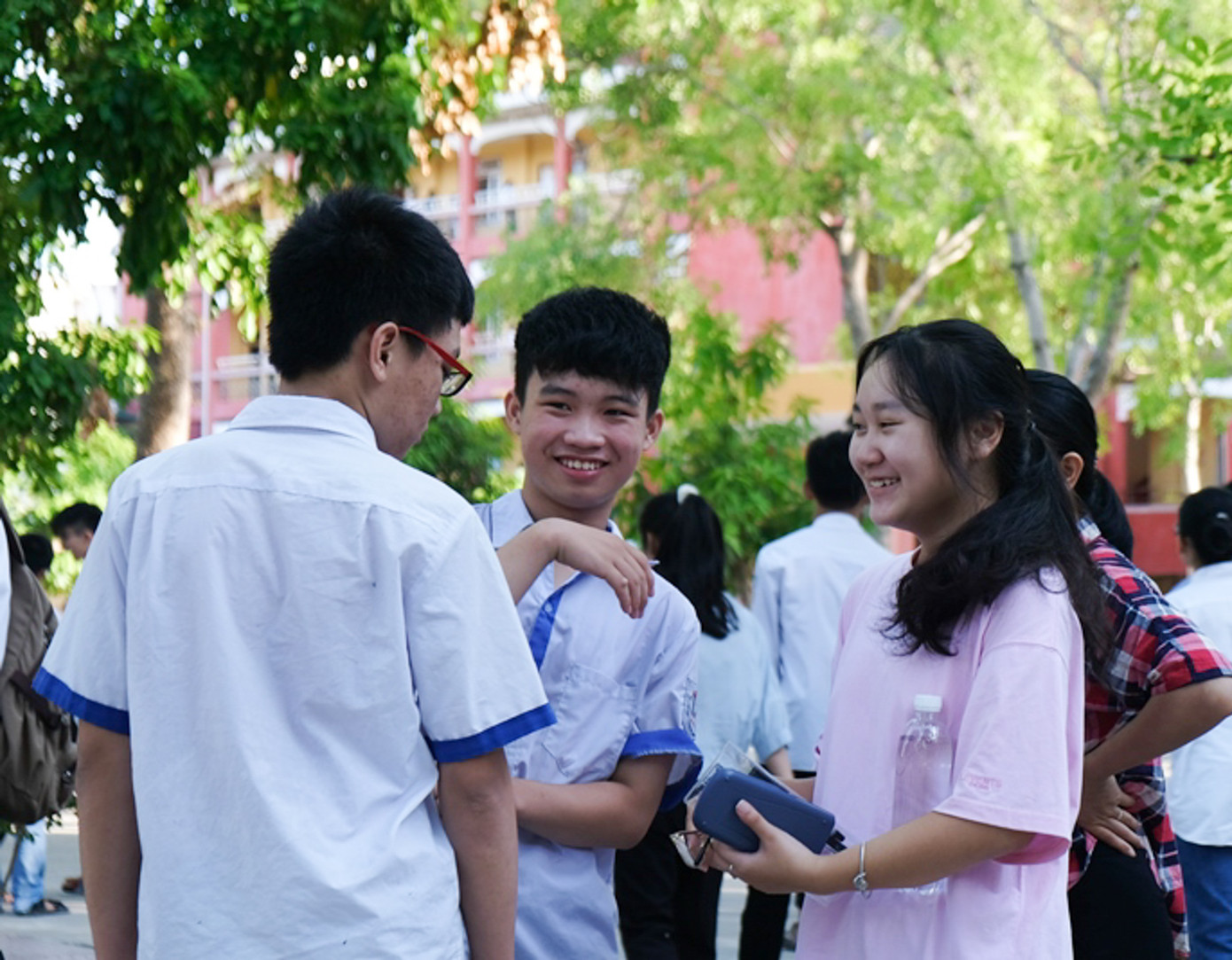 Thanh niên tình nguyện đội nắng tiếp sức mùa thi ảnh 1