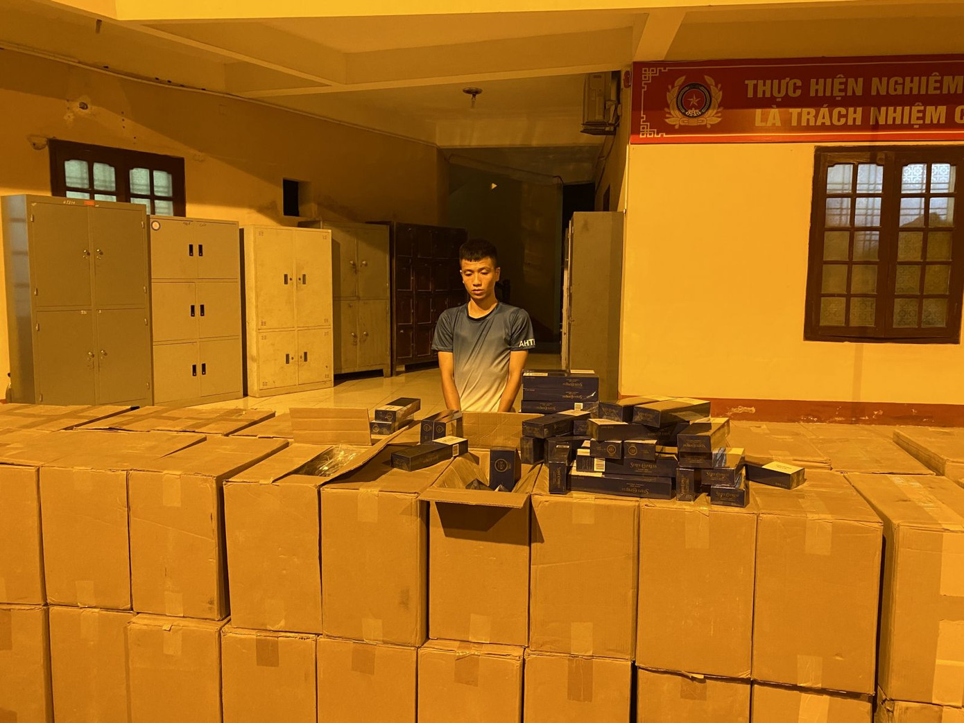 Xe thư báo chở lậu 40.000 bao thuốc lá trị giá gần 1 tỷ đồng ảnh 2