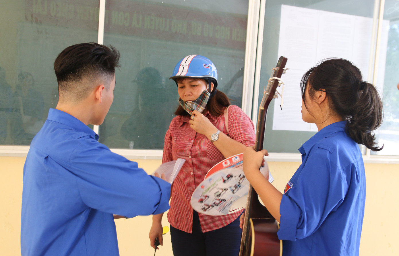 Thanh niên tình nguyện đội nắng tiếp sức mùa thi ảnh 2