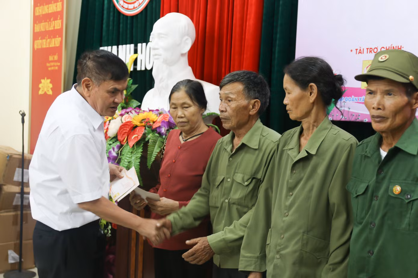 Tặng quà tri ân cựu thanh niên xung phong Thanh Hóa ảnh 3