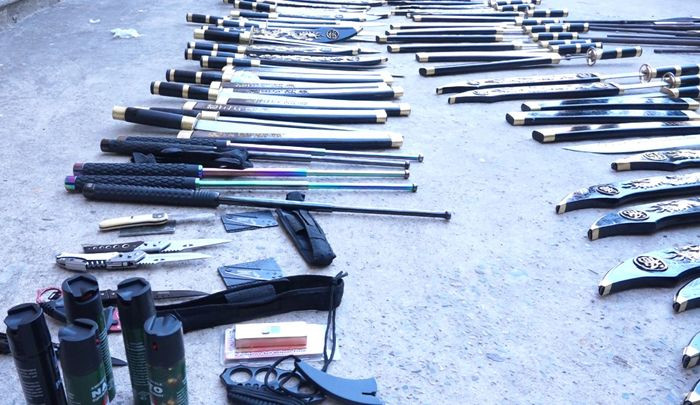 Phát hiện kiện hàng gửi qua bưu điện gồm toàn... đao, kiếm ảnh 1