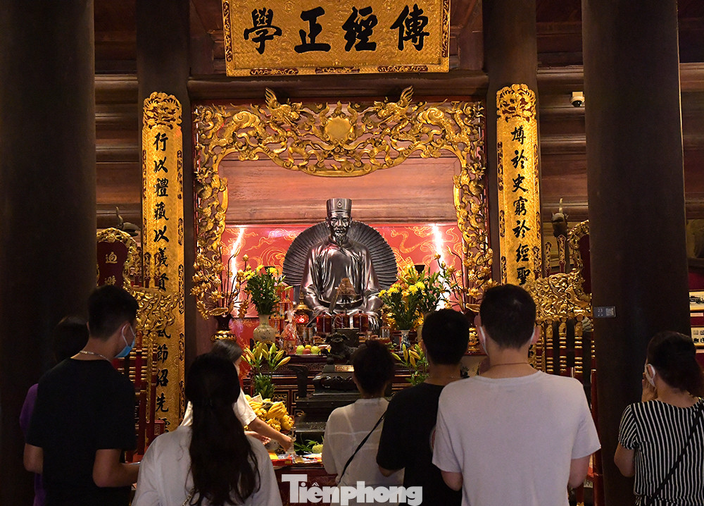 Sĩ tử Hà Nội đo thân nhiệt, sát khuẩn vào Văn Miếu Quốc Tử Giám cầu may ảnh 11