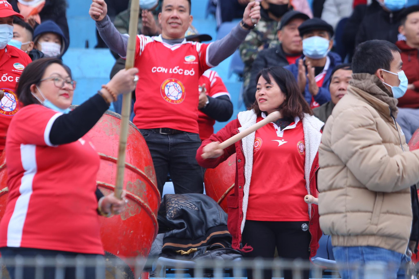 Siêu cúp Quốc gia: Á hậu Huyền My cùng các bóng hồng xua tan giá lạnh ảnh 11