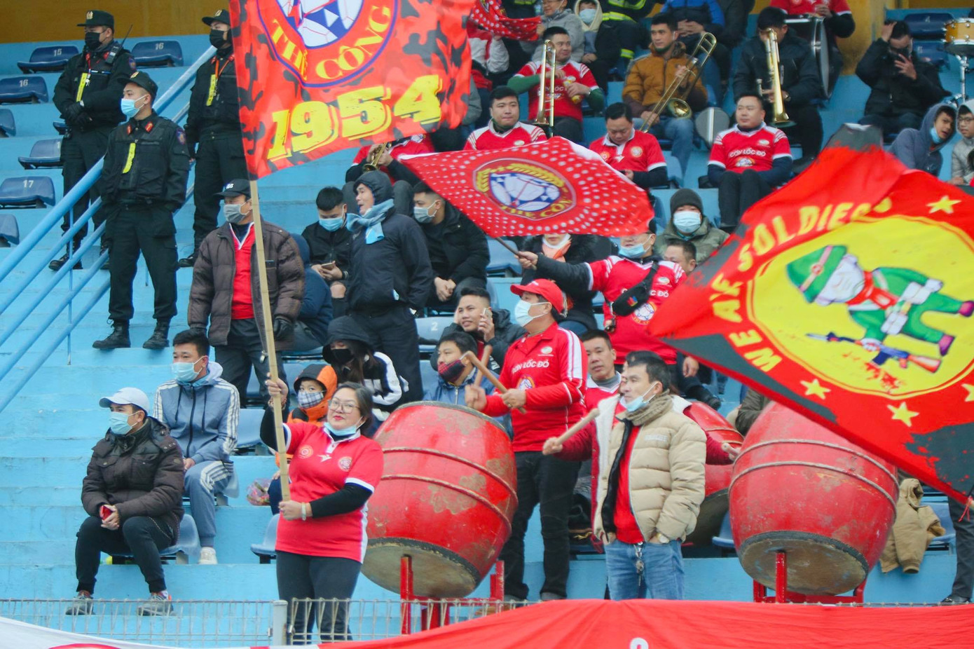 Siêu cúp Quốc gia: Á hậu Huyền My cùng các bóng hồng xua tan giá lạnh ảnh 16