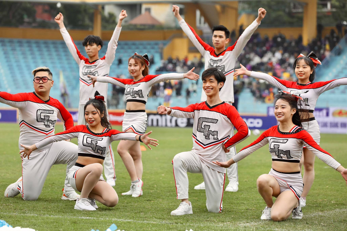 Siêu cúp Quốc gia: Á hậu Huyền My cùng các bóng hồng xua tan giá lạnh ảnh 9