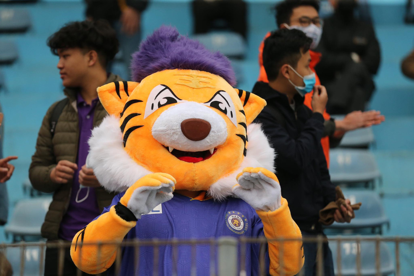 Siêu cúp Quốc gia: Á hậu Huyền My cùng các bóng hồng xua tan giá lạnh ảnh 14