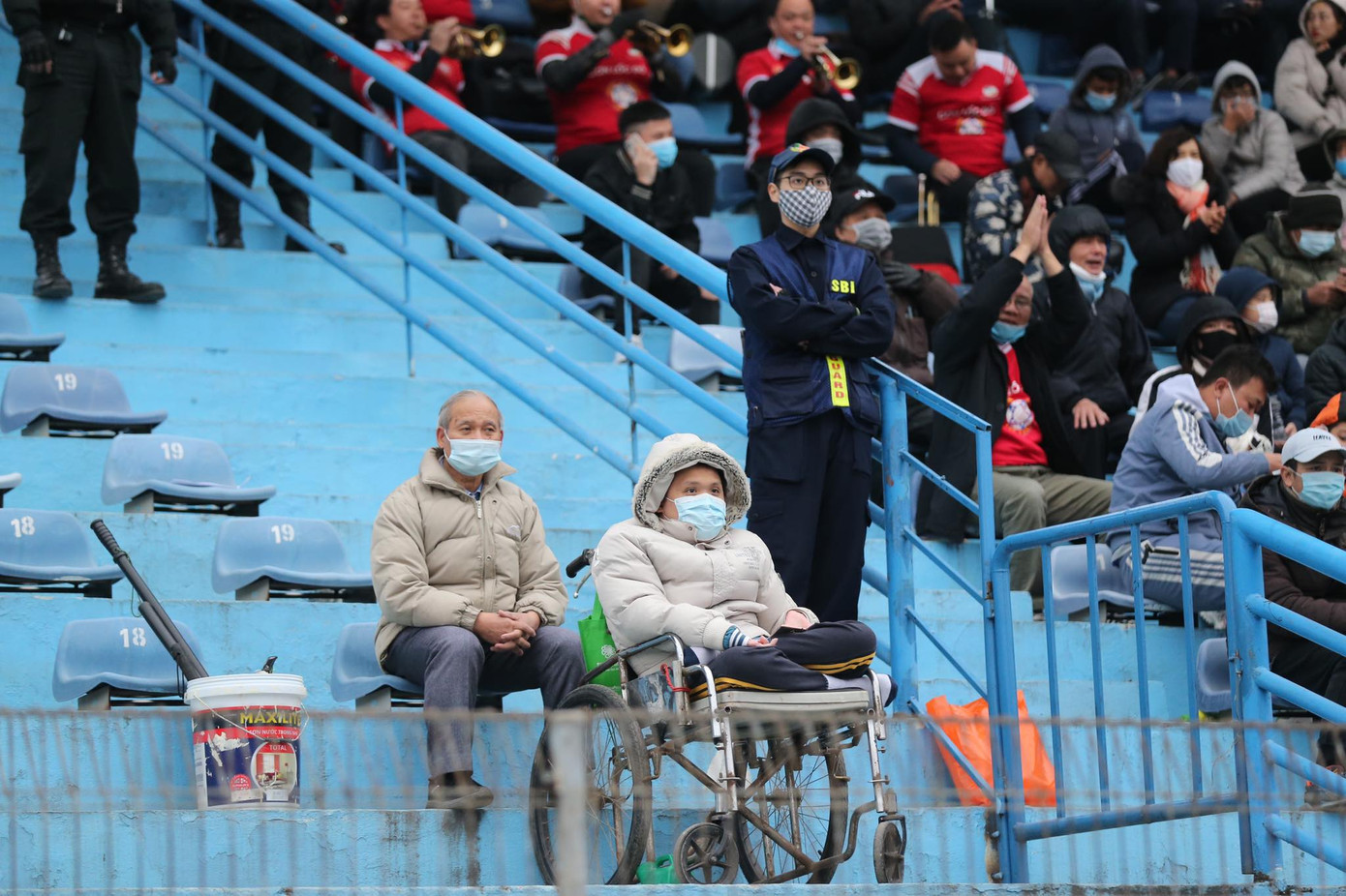 Siêu cúp Quốc gia: Á hậu Huyền My cùng các bóng hồng xua tan giá lạnh ảnh 13