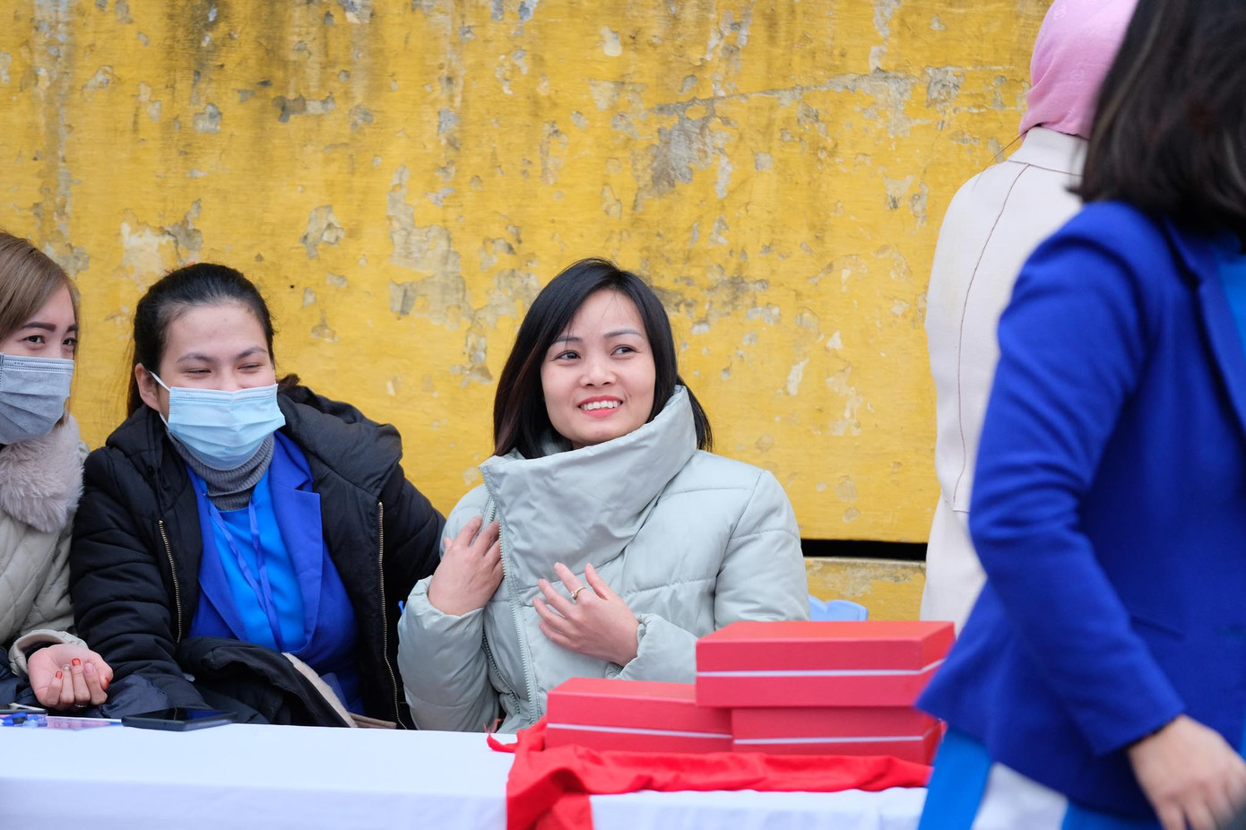 Siêu cúp Quốc gia: Á hậu Huyền My cùng các bóng hồng xua tan giá lạnh ảnh 10