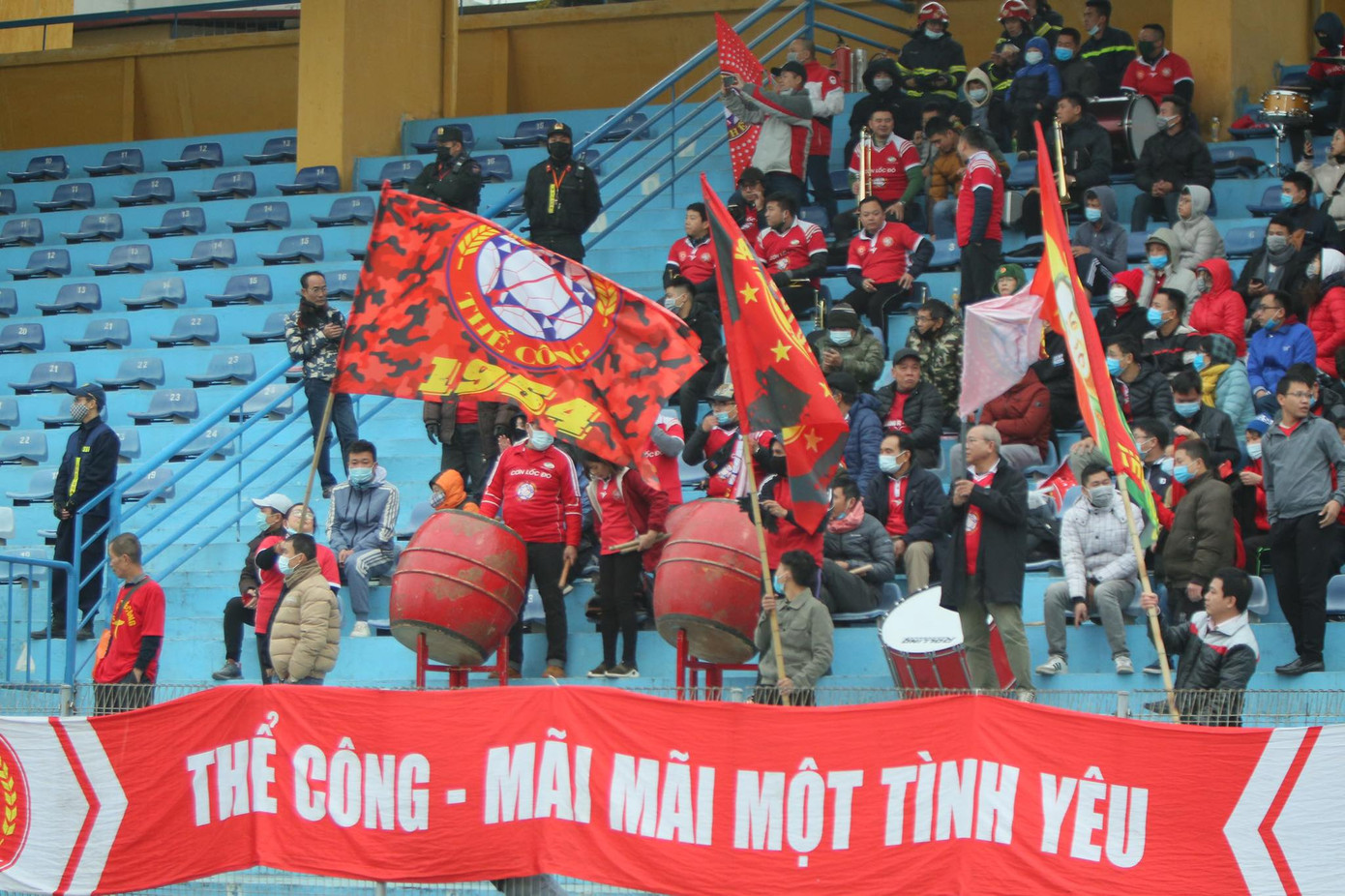 Siêu cúp Quốc gia: Á hậu Huyền My cùng các bóng hồng xua tan giá lạnh ảnh 15