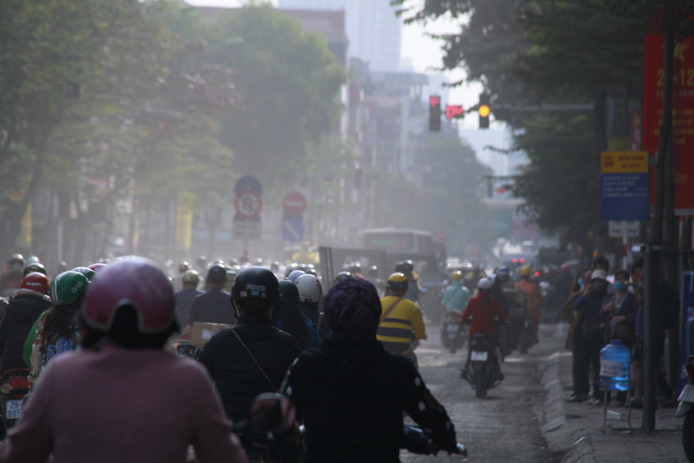 Hà Nội họp về ô nhiễm không khí: Nhiều quận đồng loạt đề nghị được rửa đường ảnh 1