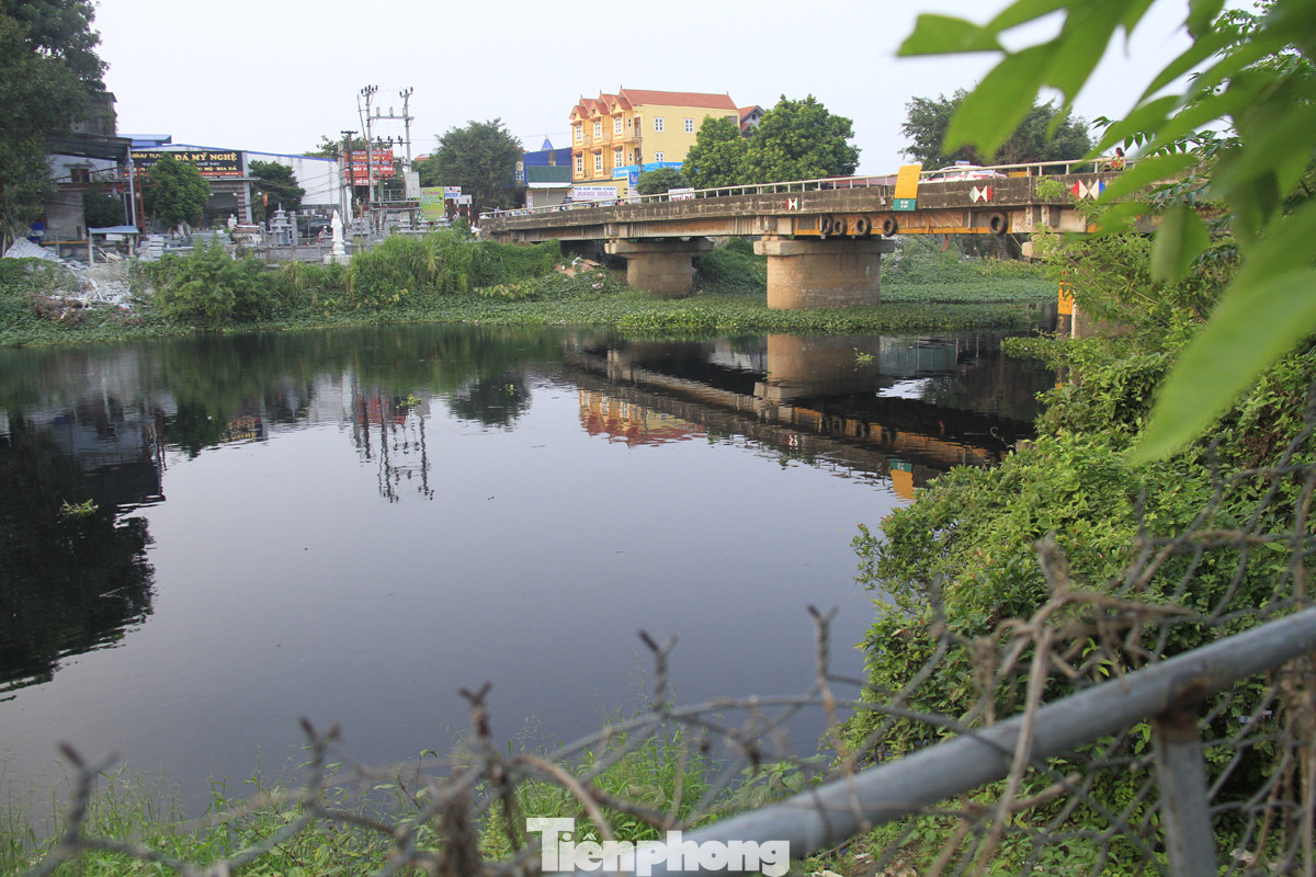 Cả dòng sông đen kịt, bốc mùi hôi thối ở Hải Dương ảnh 1