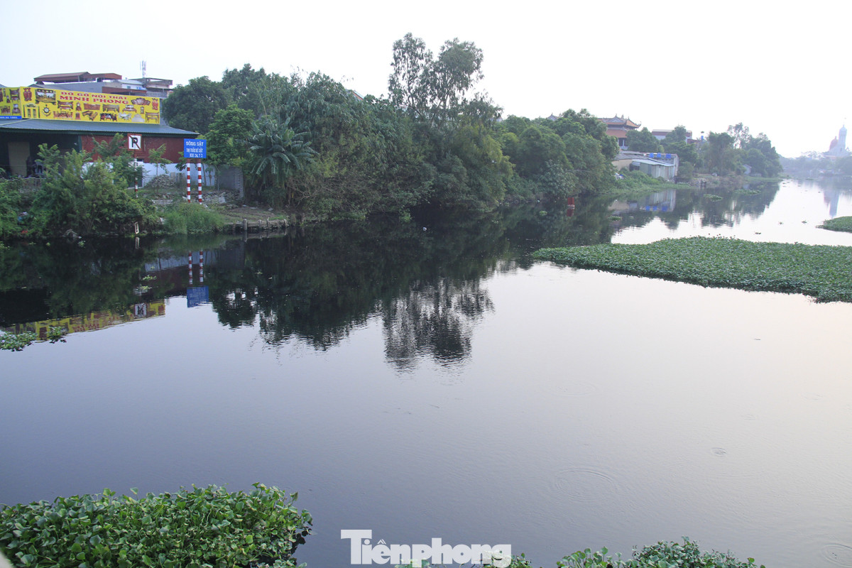 Cả dòng sông đen kịt, bốc mùi hôi thối ở Hải Dương ảnh 3
