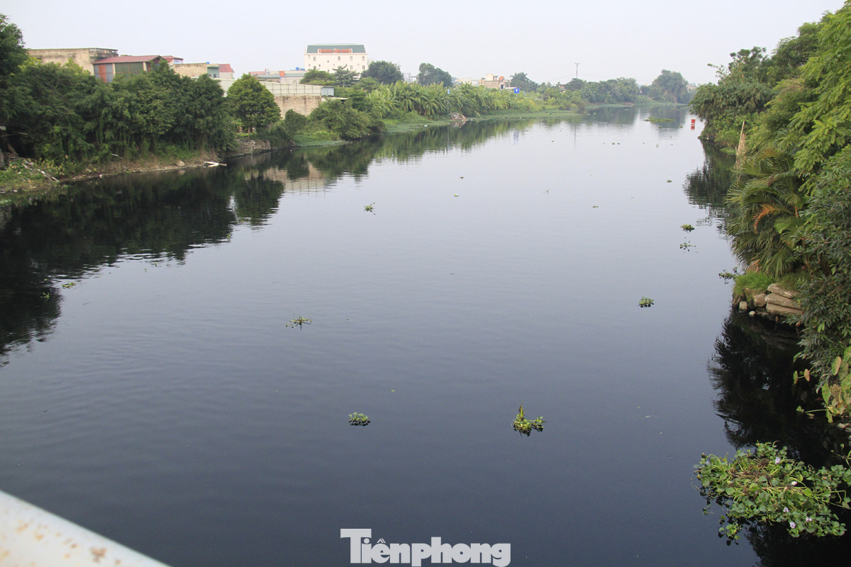 Cả dòng sông đen kịt, bốc mùi hôi thối ở Hải Dương ảnh 4