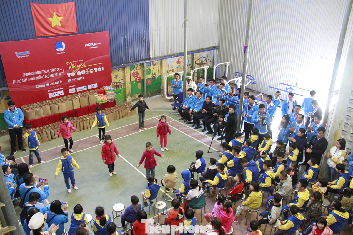 Đại biểu thanh niên hòa nhịp cùng trẻ em khuyết tật ảnh 3