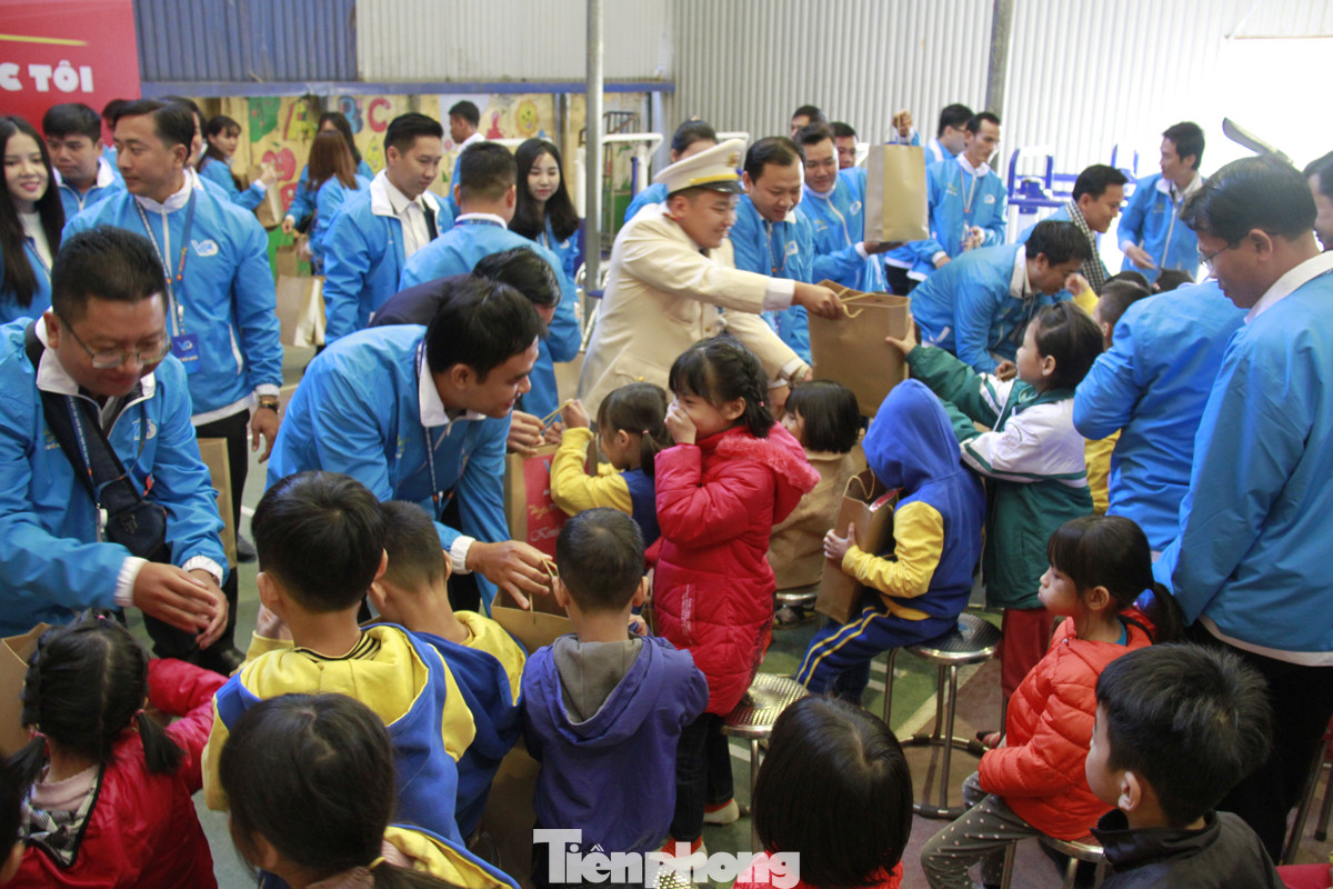 Đại biểu thanh niên hòa nhịp cùng trẻ em khuyết tật ảnh 8