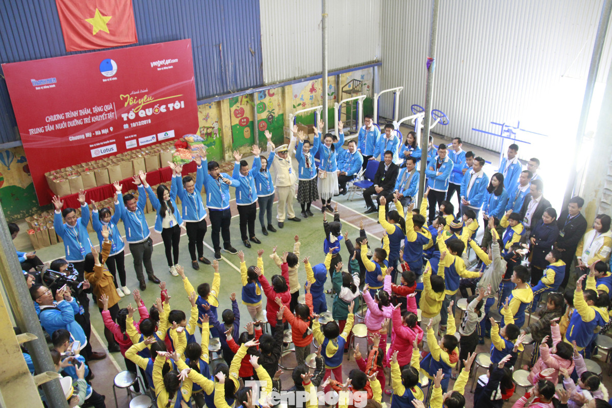 Đại biểu thanh niên hòa nhịp cùng trẻ em khuyết tật ảnh 5