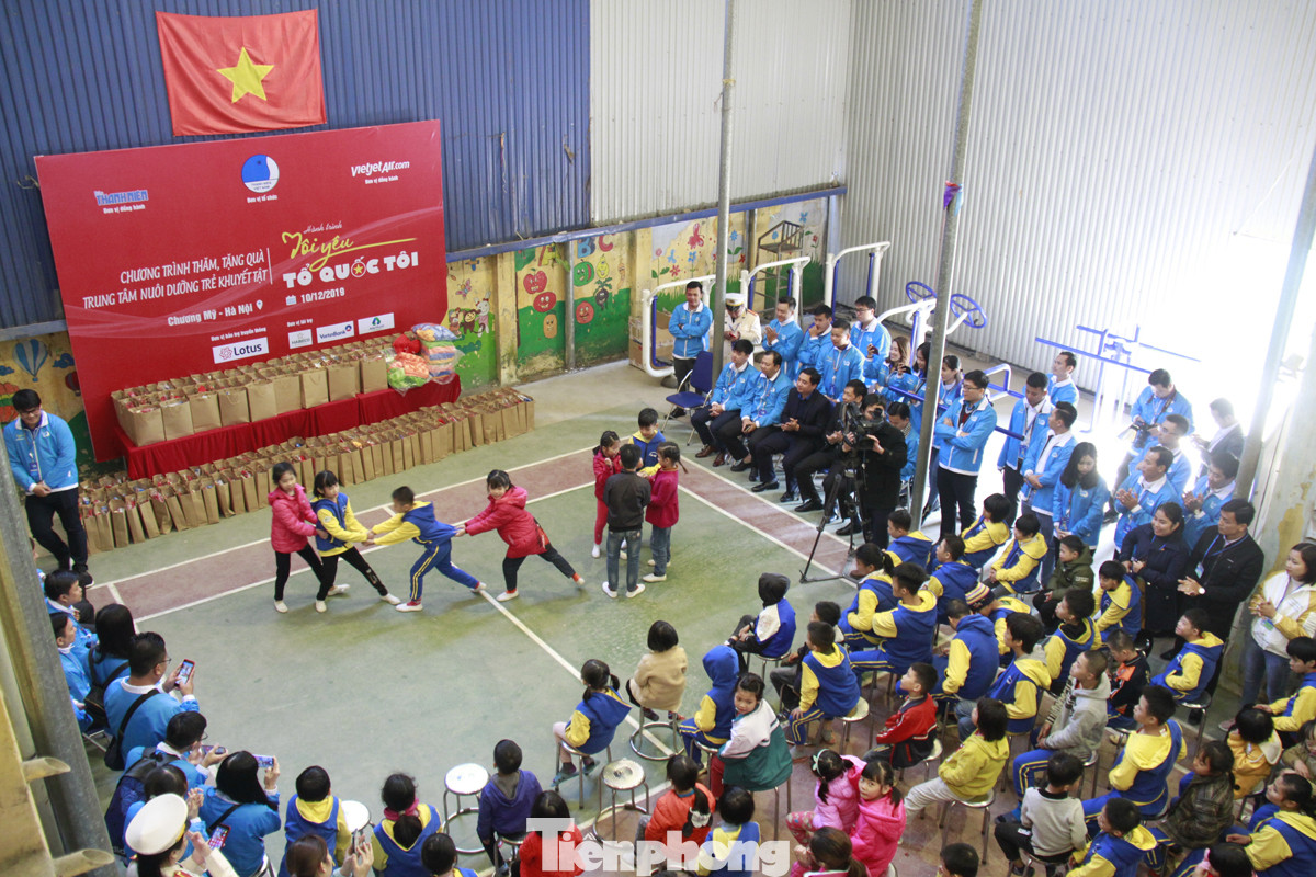 Đại biểu thanh niên hòa nhịp cùng trẻ em khuyết tật ảnh 4