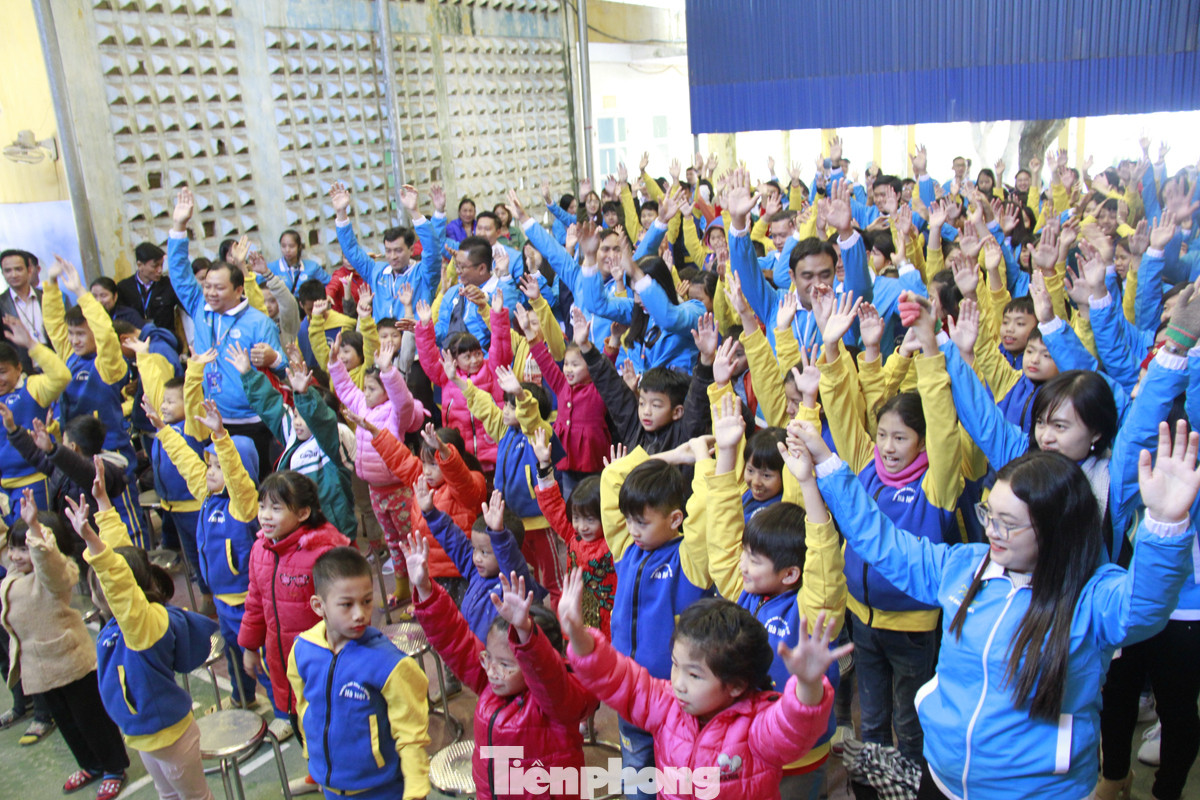 Đại biểu thanh niên hòa nhịp cùng trẻ em khuyết tật ảnh 7