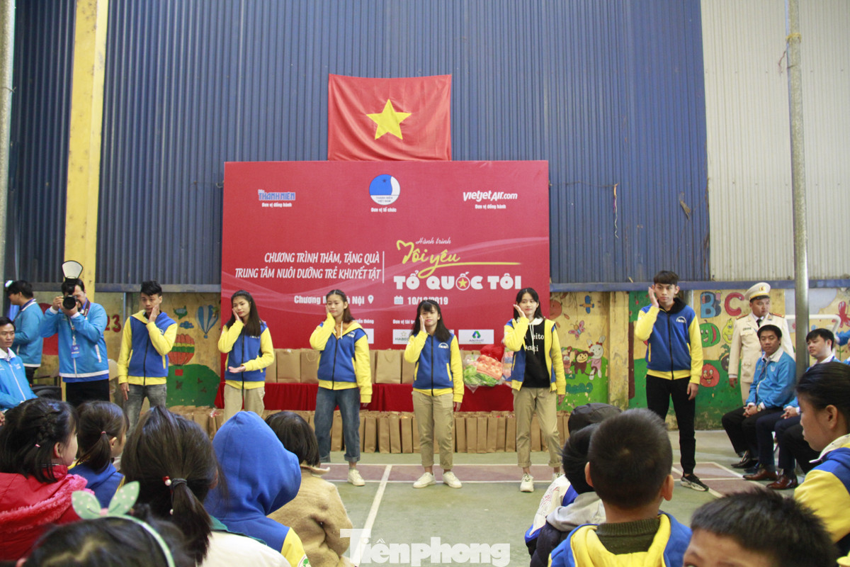 Đại biểu thanh niên hòa nhịp cùng trẻ em khuyết tật ảnh 2