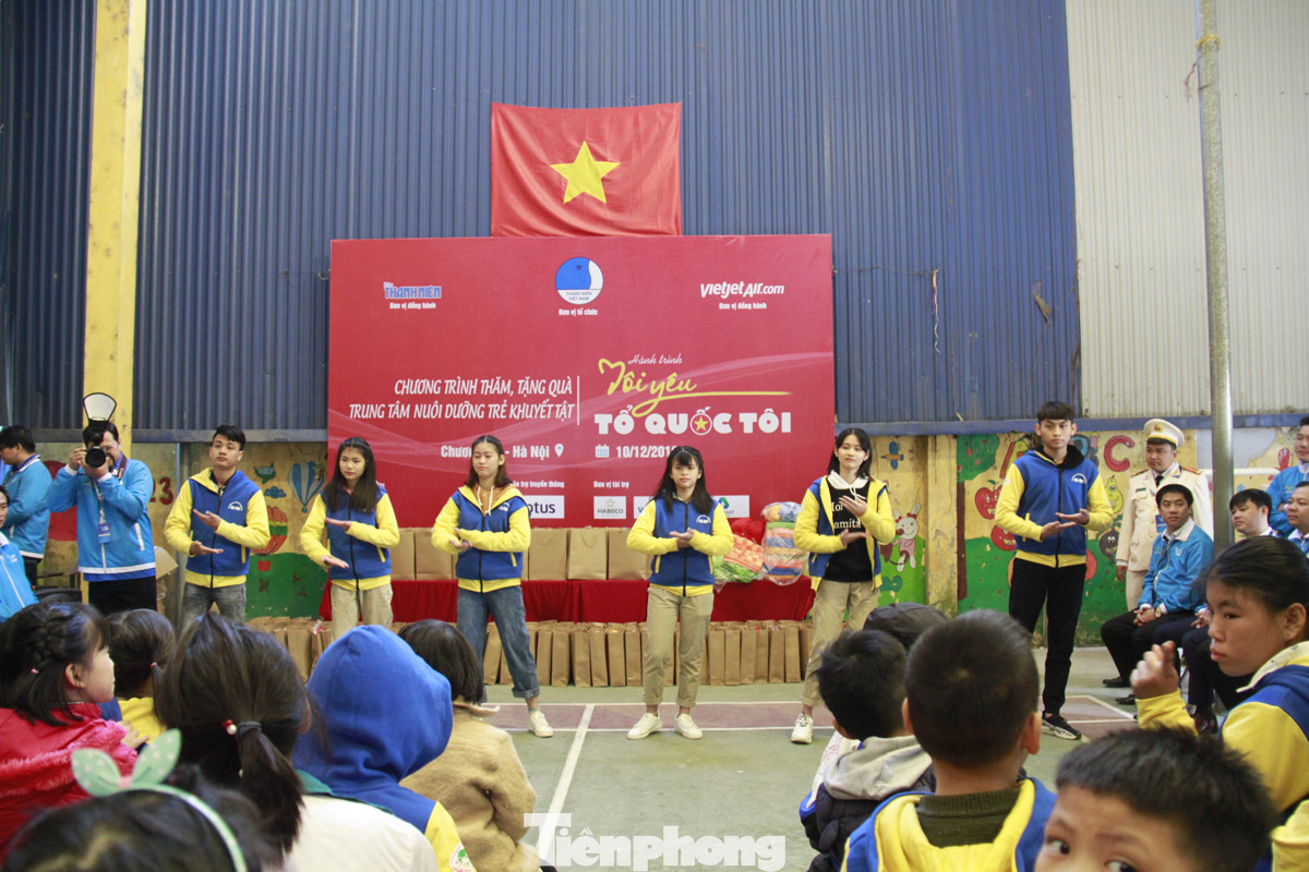 Đại biểu thanh niên hòa nhịp cùng trẻ em khuyết tật ảnh 1