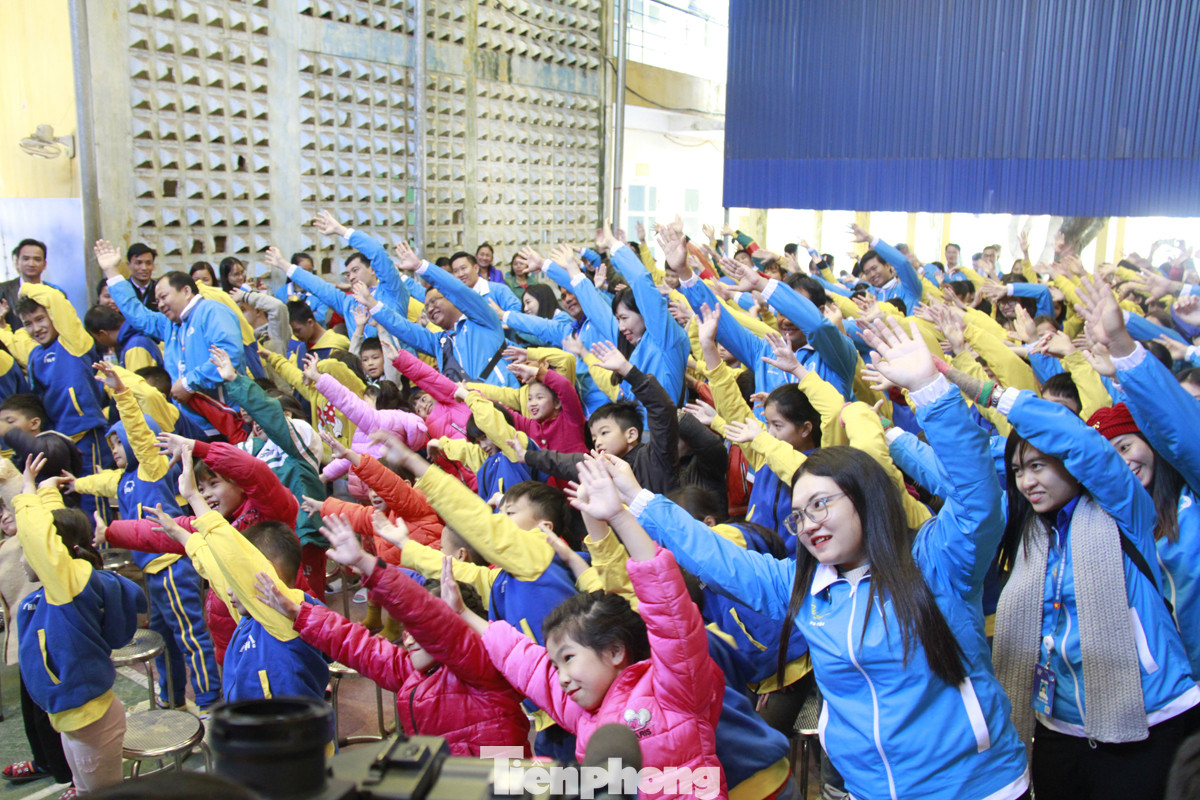 Đại biểu thanh niên hòa nhịp cùng trẻ em khuyết tật ảnh 6