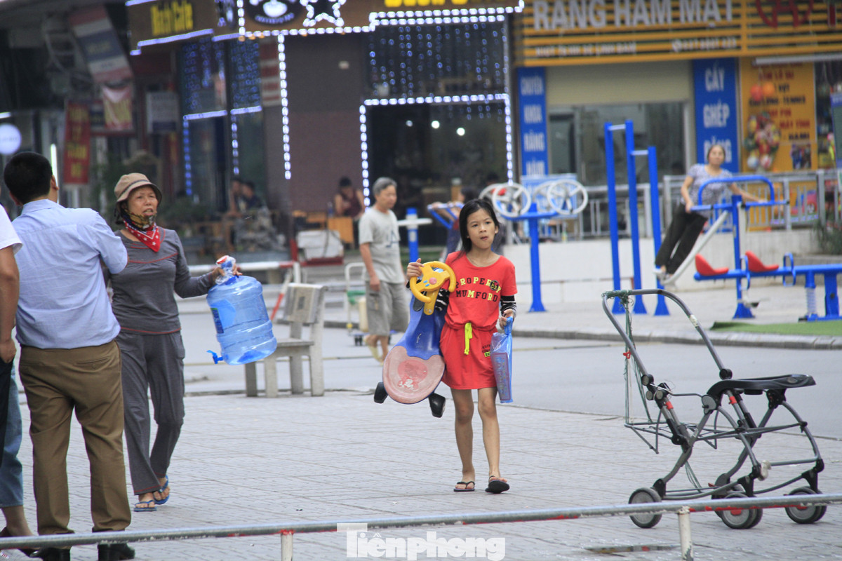 Người Hà Nội đổ bỏ nước miễn phí vì có mùi lạ ảnh 9