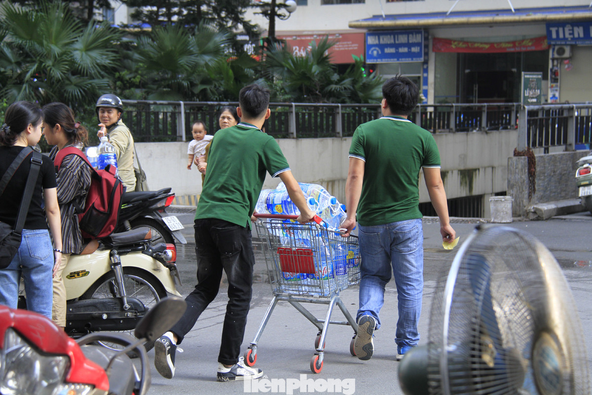 Người Hà Nội đổ bỏ nước miễn phí vì có mùi lạ ảnh 10