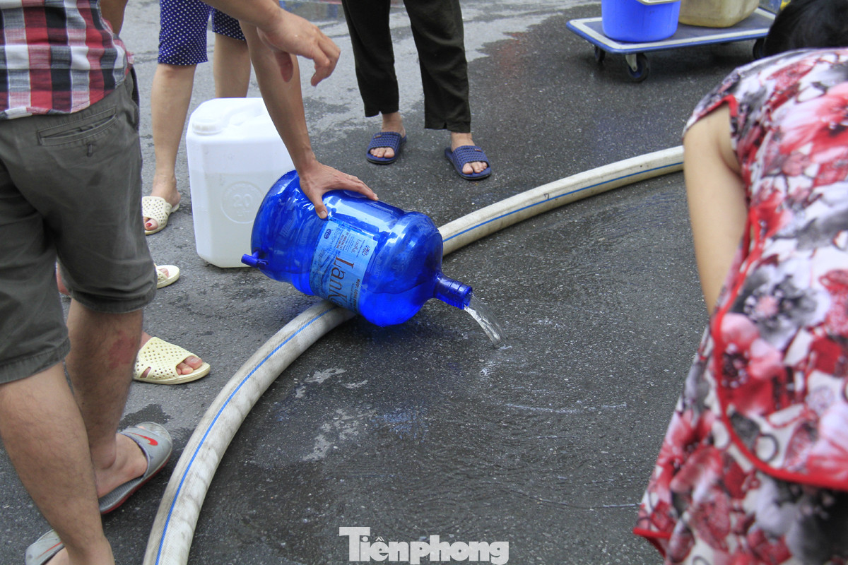 Người Hà Nội đổ bỏ nước miễn phí vì có mùi lạ ảnh 5