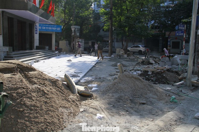 Hà Nội: Thi công vô trách nhiệm, dùng máy thổi bụi bay lên trời ảnh 1