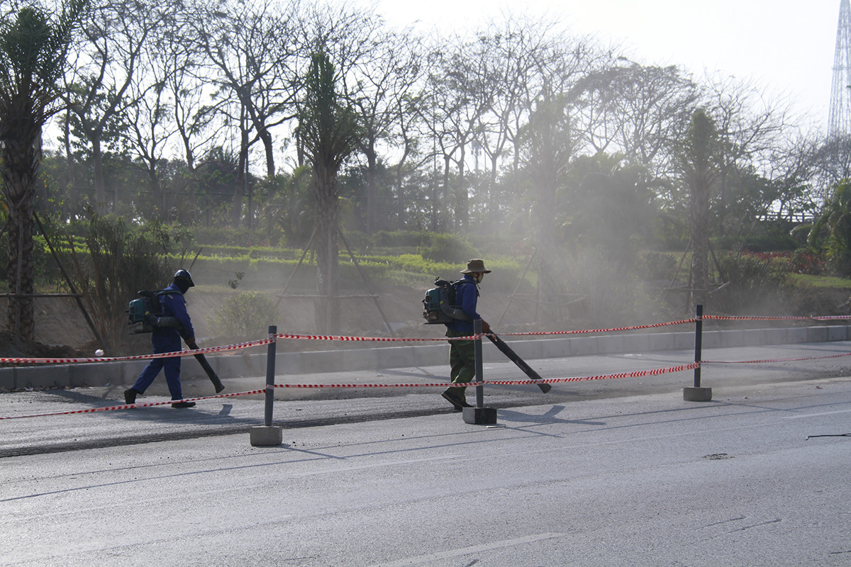 Chủ tịch Hà Nội yêu cầu chấn chỉnh việc thi công đường gây bụi ảnh 3