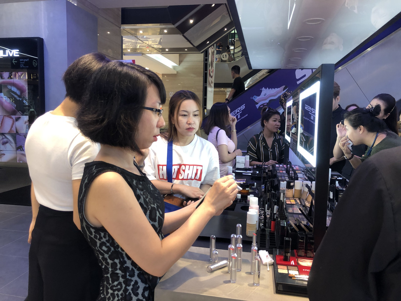 Giới trẻ đổ xô 'săn' Black Friday ảnh 11