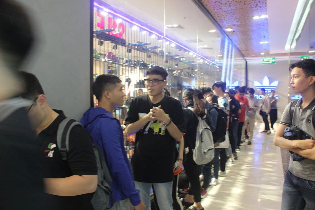 Dân sài Gòn 'ngẩn tò te' với hàng giảm giá Black Friday ảnh 9