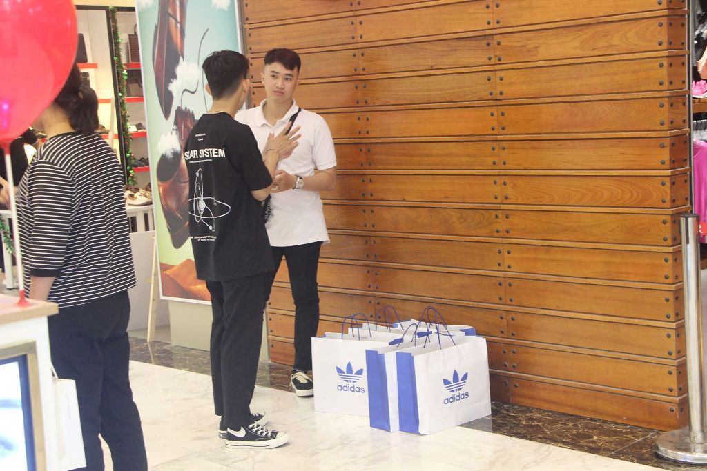 Dân sài Gòn 'ngẩn tò te' với hàng giảm giá Black Friday ảnh 10