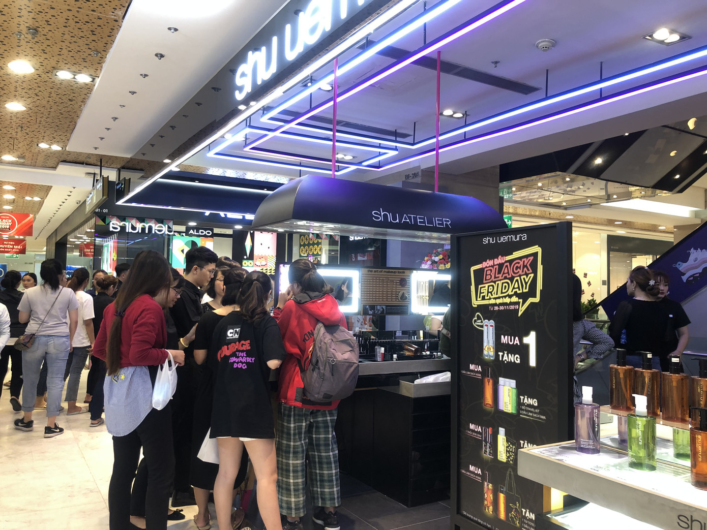 Giới trẻ đổ xô 'săn' Black Friday ảnh 20