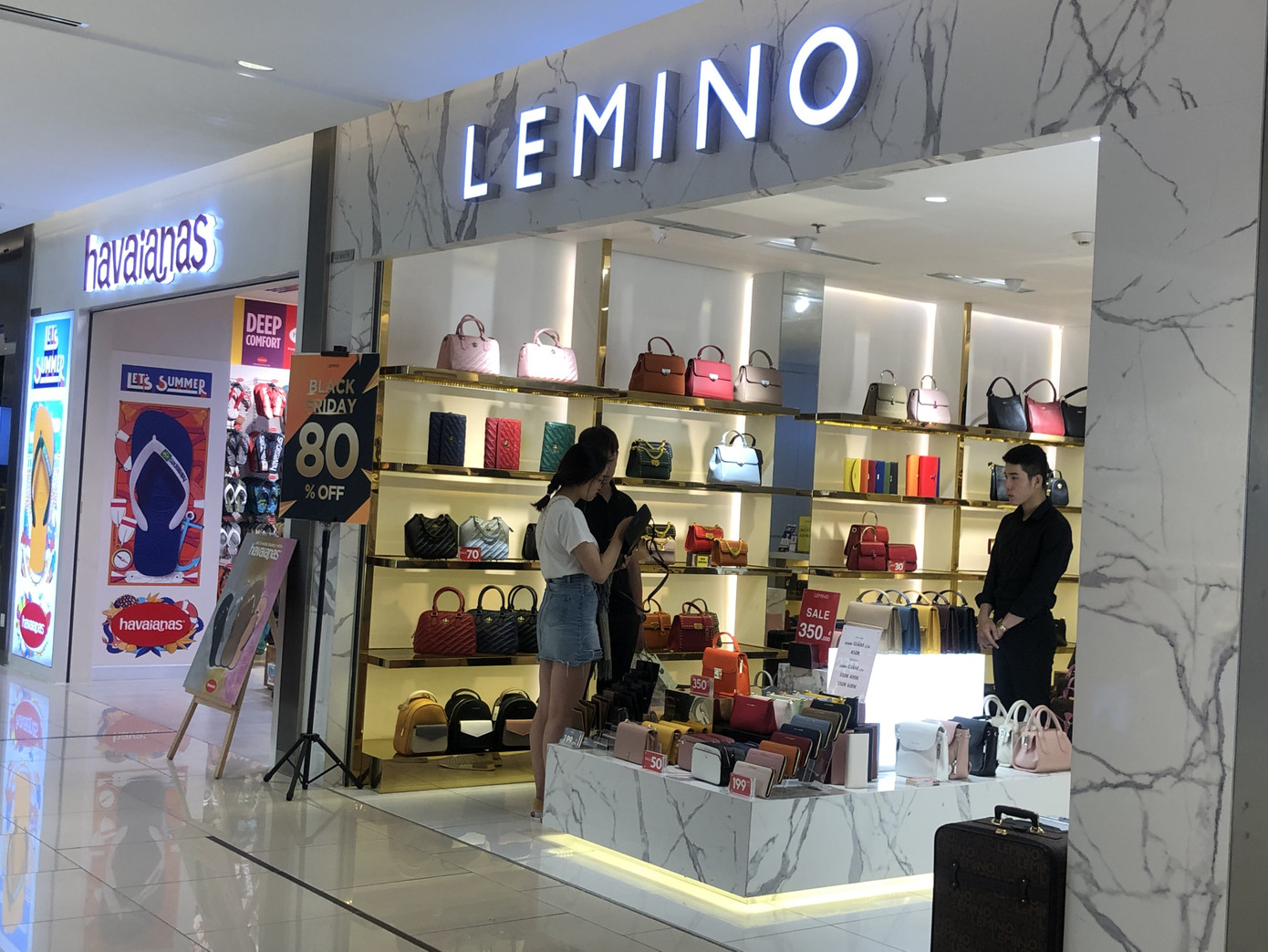 Giới trẻ đổ xô 'săn' Black Friday ảnh 10