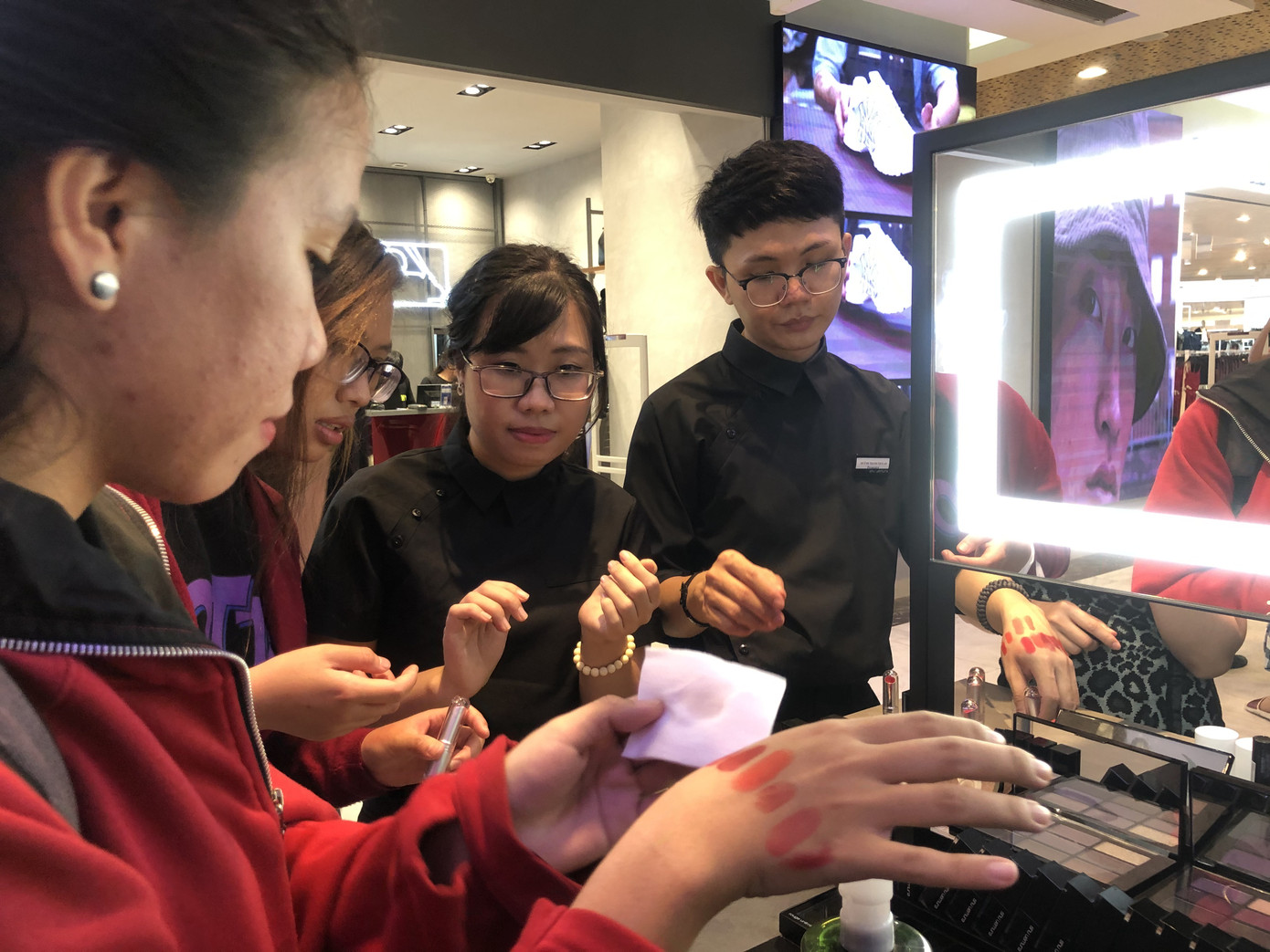 Giới trẻ đổ xô 'săn' Black Friday ảnh 12