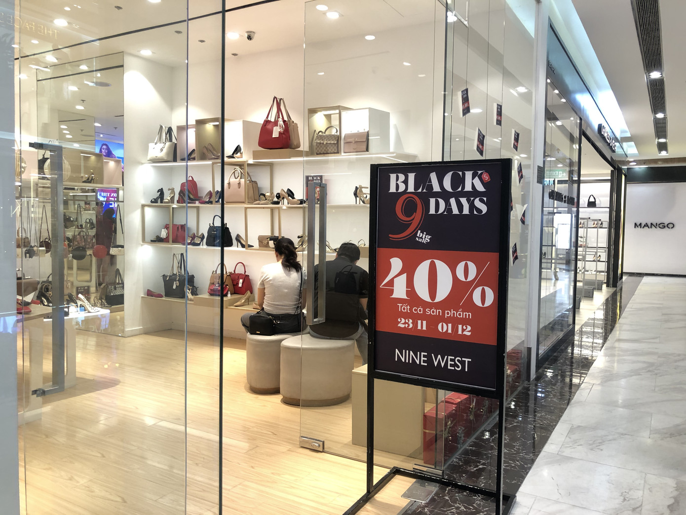 Giới trẻ đổ xô 'săn' Black Friday ảnh 14