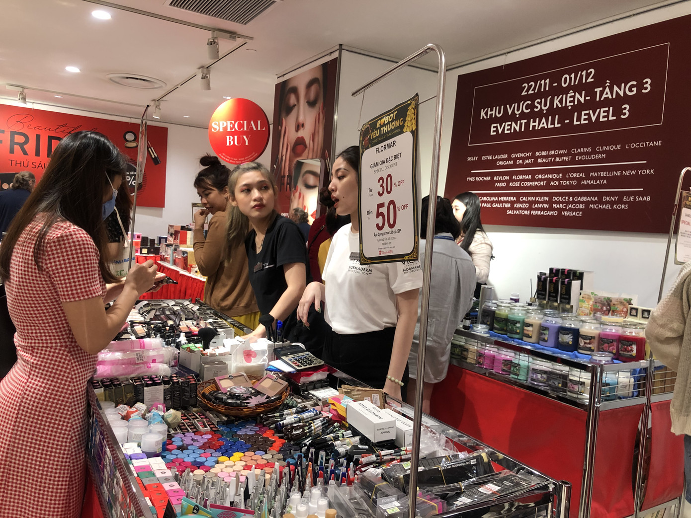 Giới trẻ đổ xô 'săn' Black Friday ảnh 3