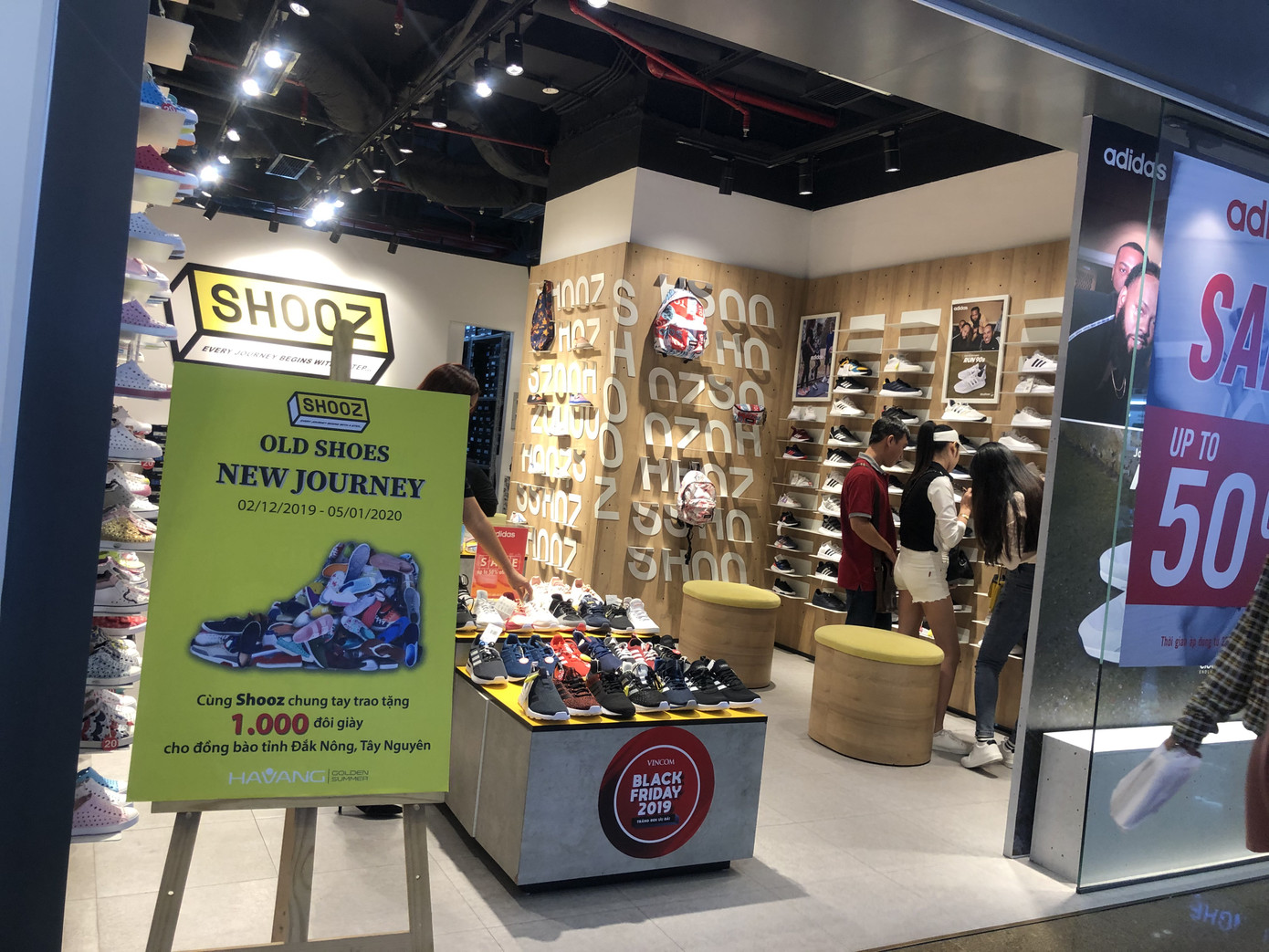 Giới trẻ đổ xô 'săn' Black Friday ảnh 17