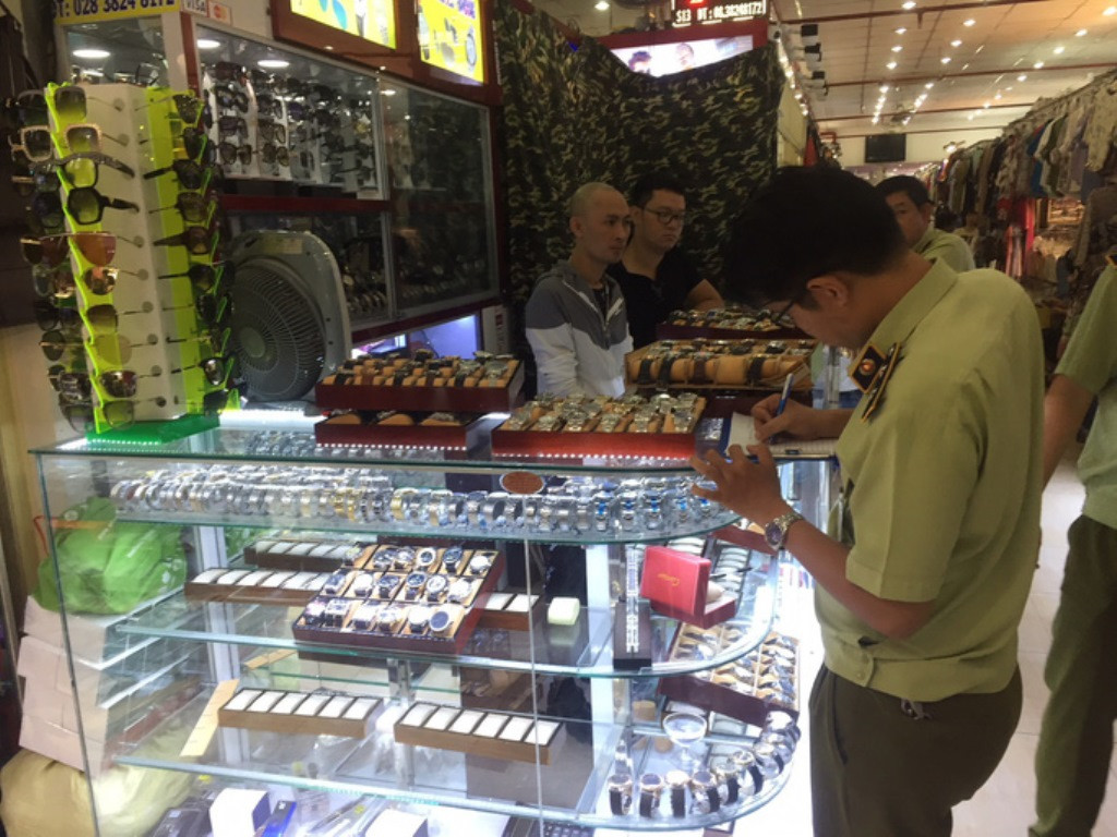 Kiểm tra chợ 'nhà giàu' Sài Gòn, phát hiện hàng ngàn sản phẩm giả, nhái ảnh 1