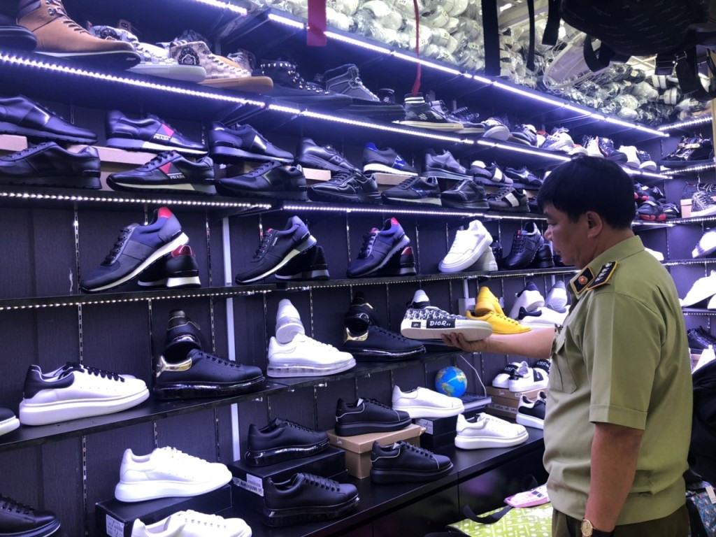 Kiểm tra chợ 'nhà giàu' Sài Gòn, phát hiện hàng ngàn sản phẩm giả, nhái ảnh 4