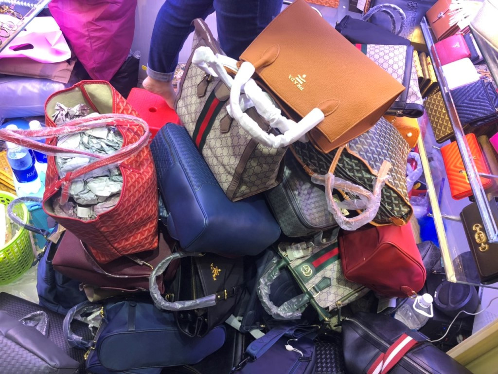 Kiểm tra chợ 'nhà giàu' Sài Gòn, phát hiện hàng ngàn sản phẩm giả, nhái ảnh 5